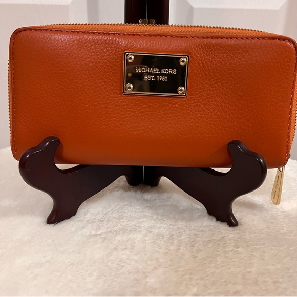 Michael Kors Jet Set Orange Leather Zip Around Wallet - Picture 1 of 7